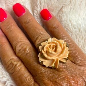 VINTAGE LIGHT PEACH CARVED RESIN ROSE STATEMENT RING IN A GOLD TONE METAL SIZE 6